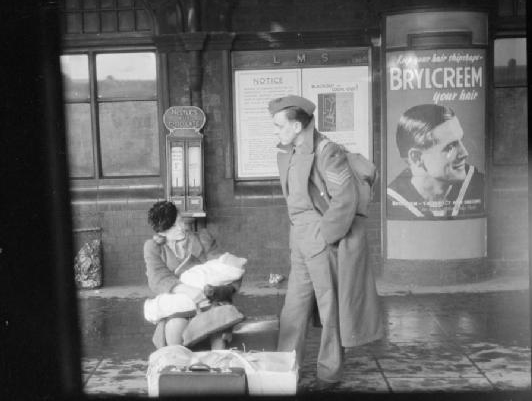 British_Railways_in_Wartime_-_Leave_Train-_Transport_Between_London_and_Scotland,_UK,_1944_D18782-1